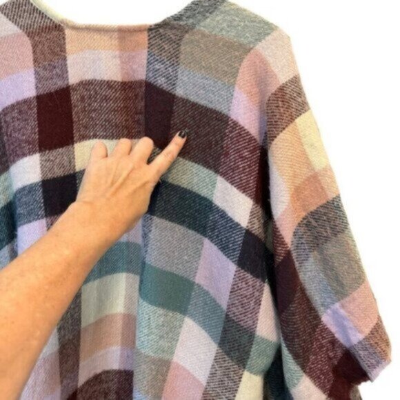 Jessica Simpson | Women's Plaid Fringe Poncho One Size - Picture 13 of 13